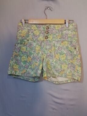 1st Kiss, Floral High-waist shorts